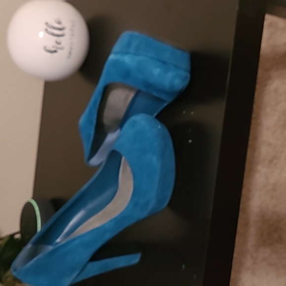 Heels - Picture 2 of 2